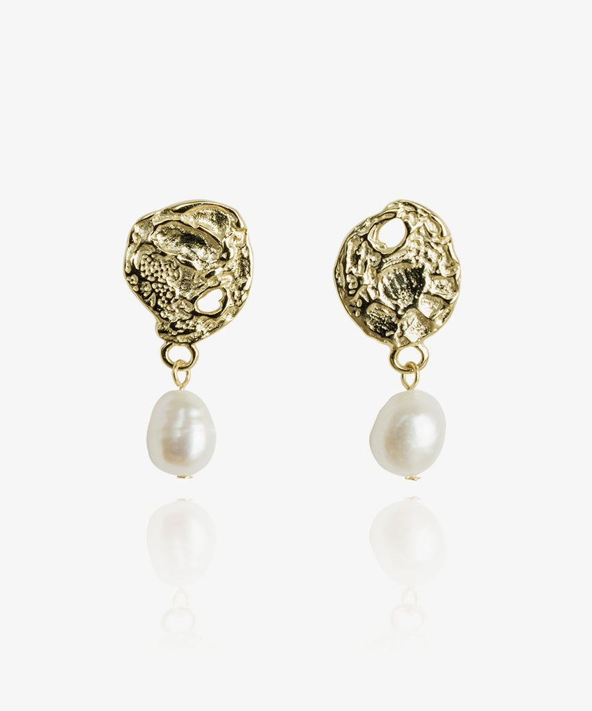 Cappa pearl earrings on white background