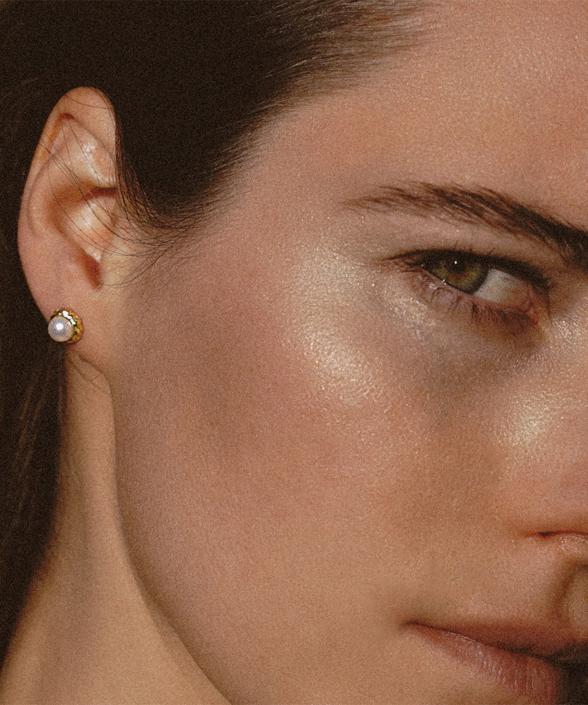 Model wearing pearlina earrings